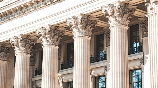 Outside of a courthouse with a view of the pillars